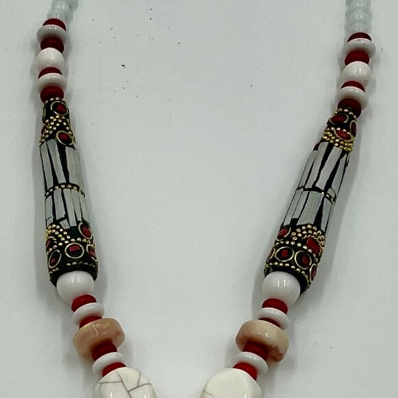 Unique Handcrafted Women's Necklace with Elegant Beadwork - Picture 4 of 9